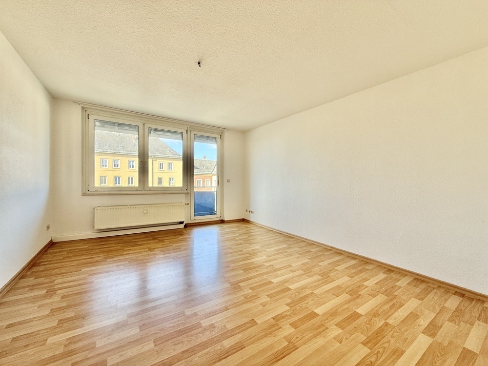 Wohnzimmer mit Balkonzugang