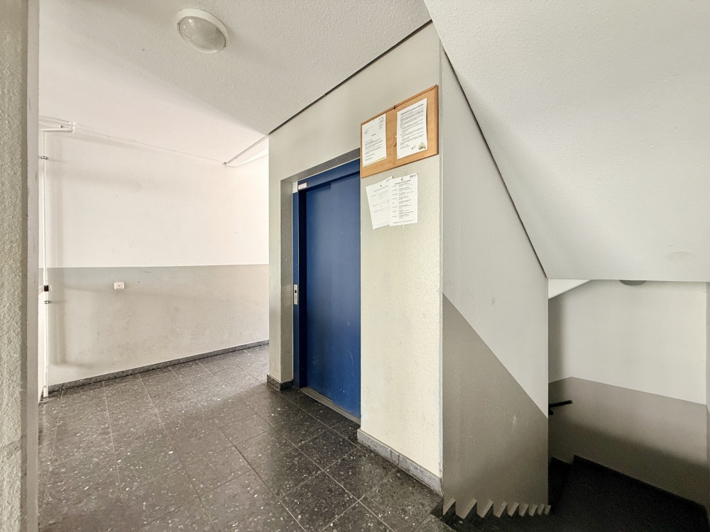 Treppenhaus mit Aufzug