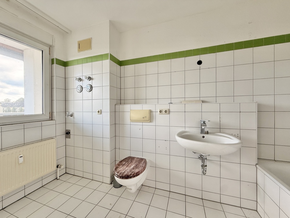 Tageslichtbad mit Wanne