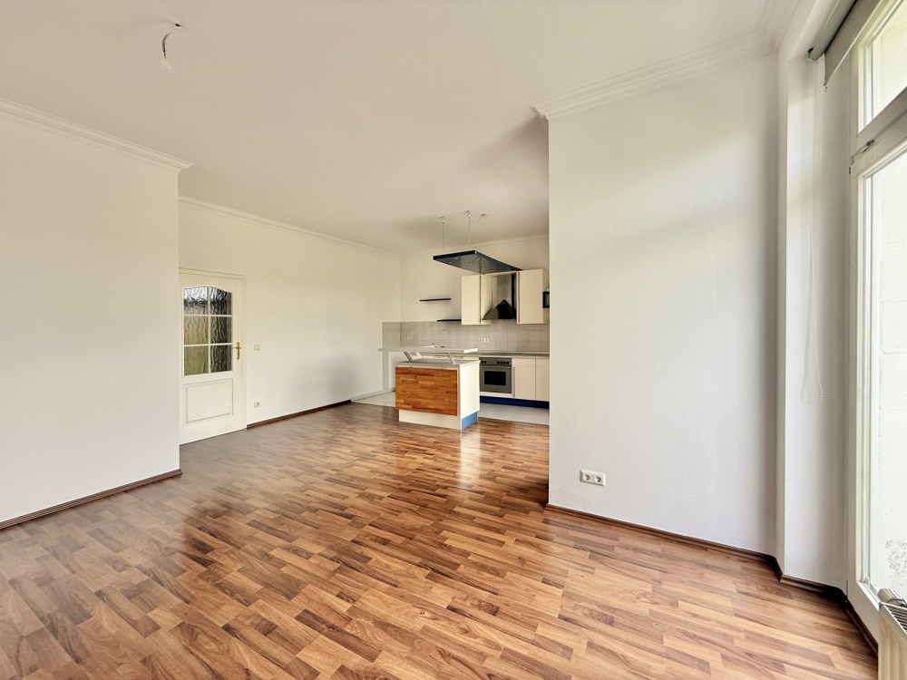 Wohnzimmer mit offener Küche