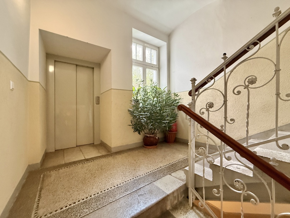 Aufzug auf halber Etage