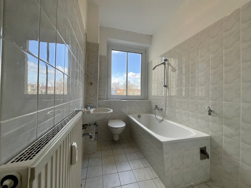 Bad mit Dusche (Weitwinkel)