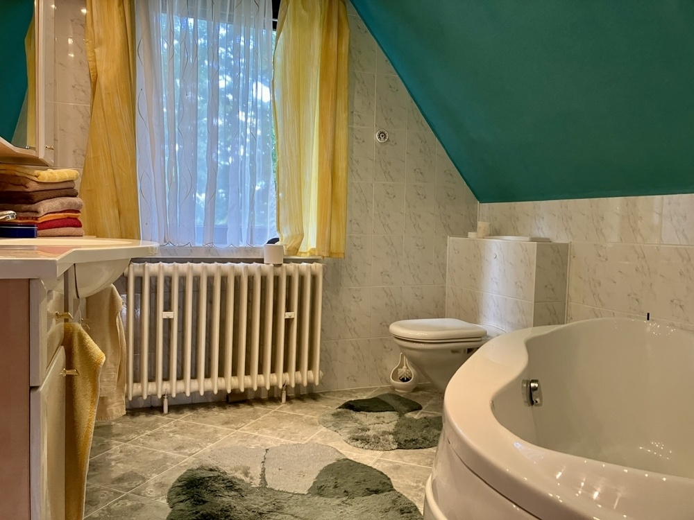 Bad mit Badewanne Obergeschoss
