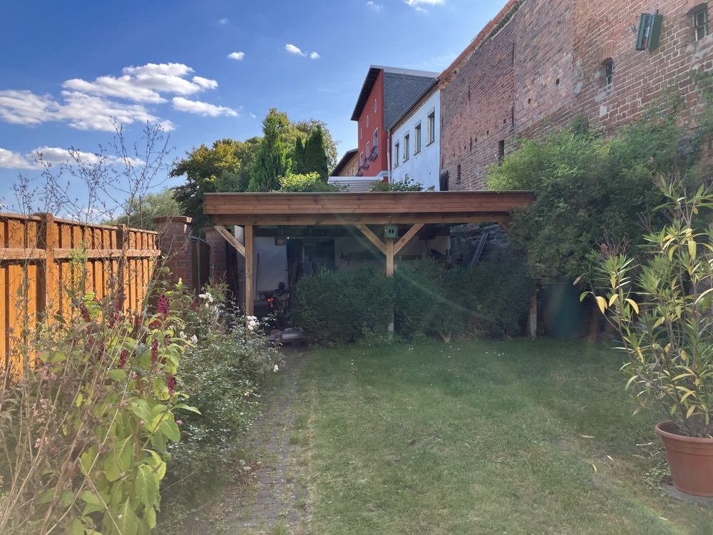 Carport und Garage
