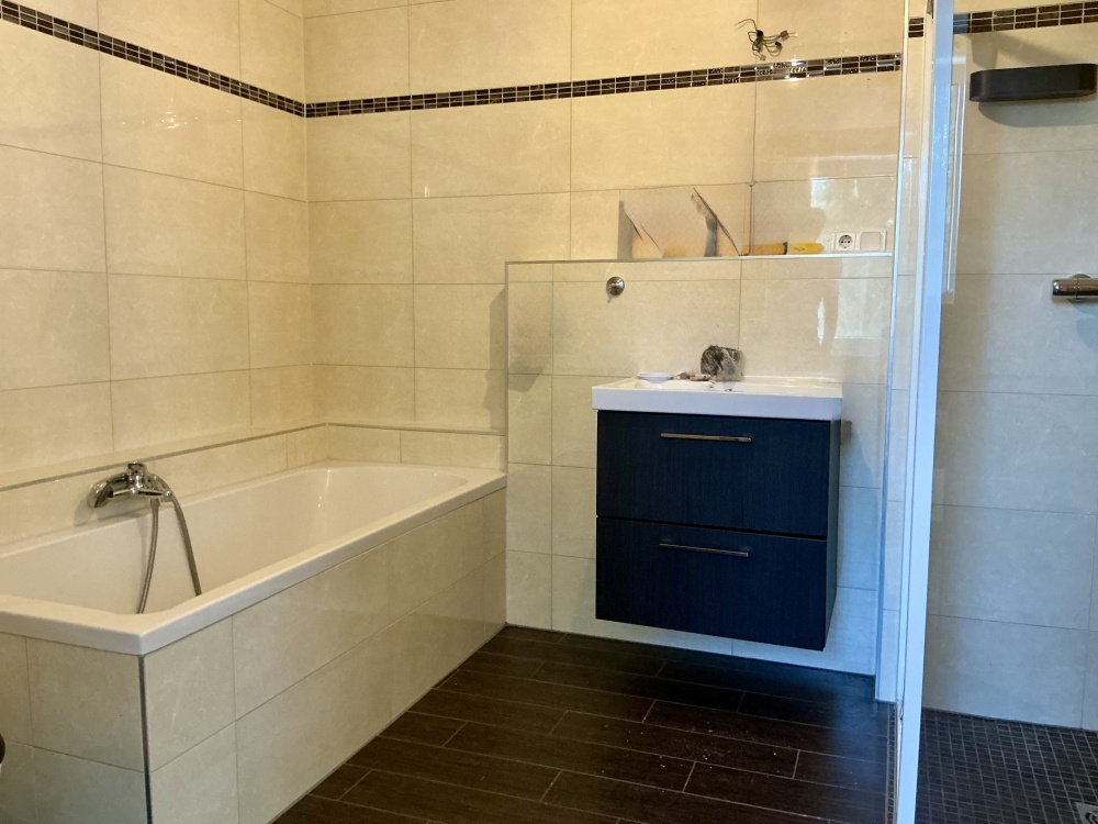 Bad mit Wanne und Dusche