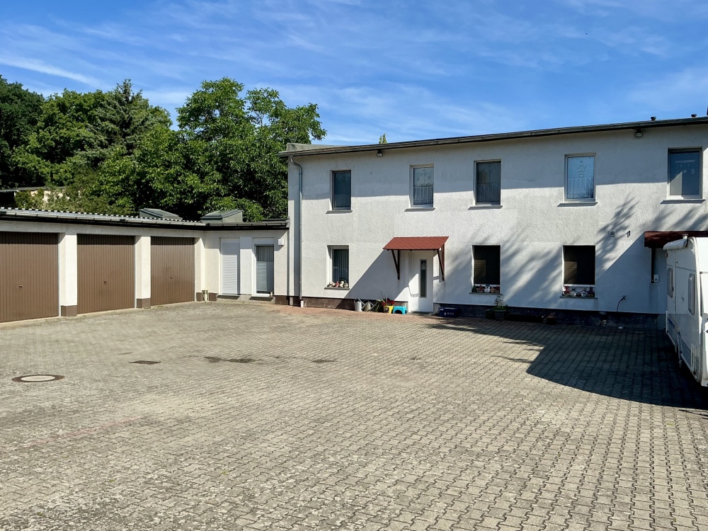 Wohnhaus mit Garagen