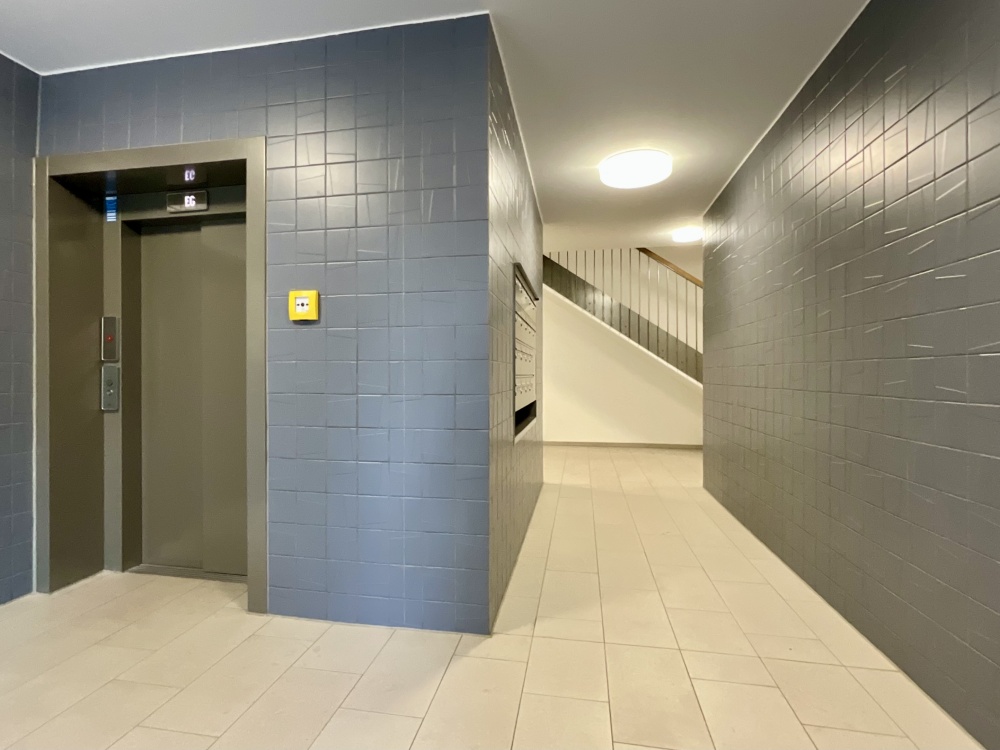 Treppenhaus mit Aufzug