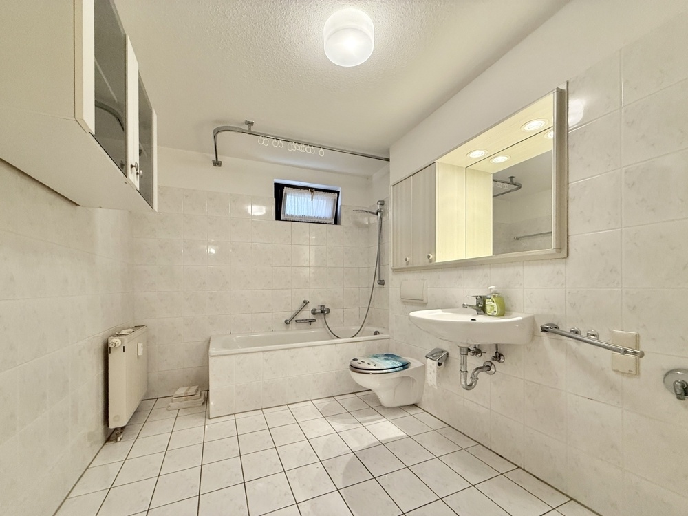 Bad mit Wanne im Souterrain