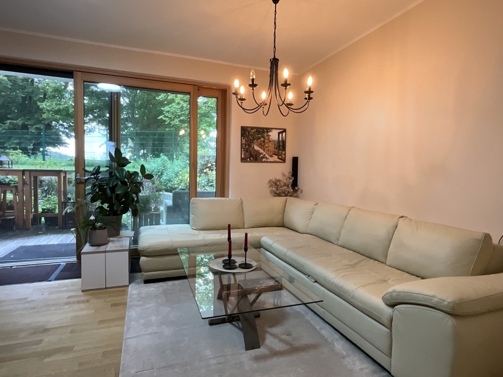 Wohnzimmer mit Blick in den Garten