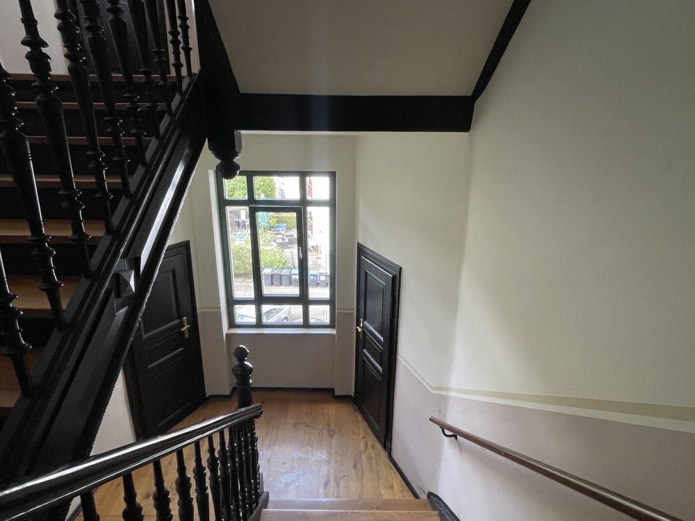 Treppenhaus und Blick zur Abstellkammer