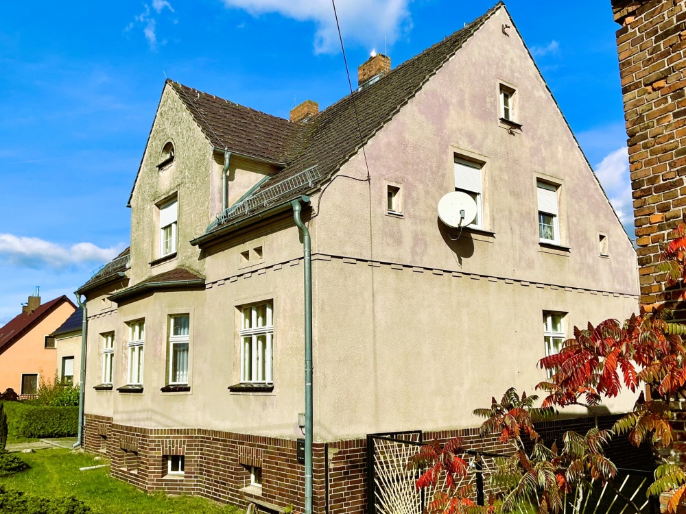 Wohnhaus mit Einfahrt