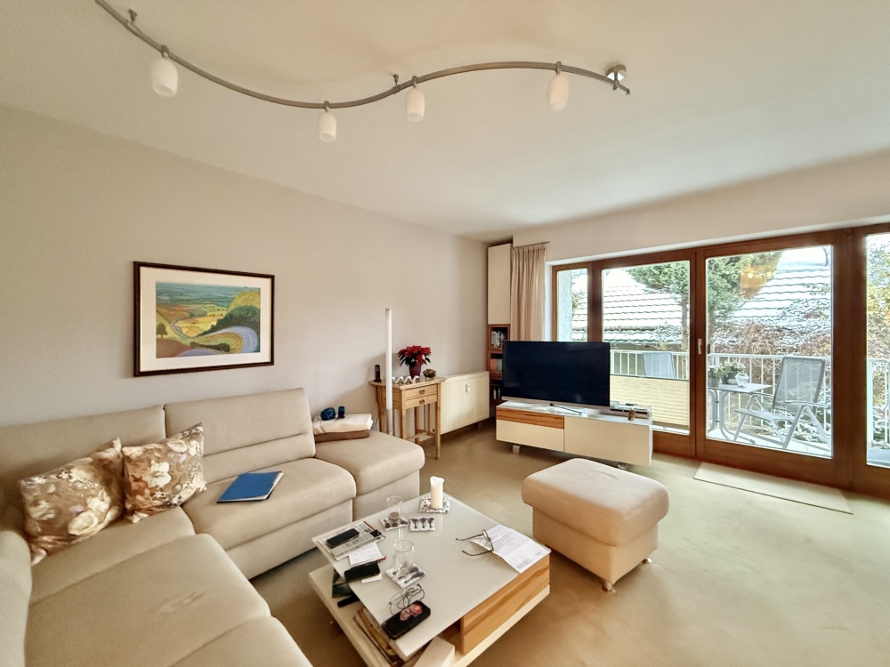 Wohnzimmer mit Balkonzugang