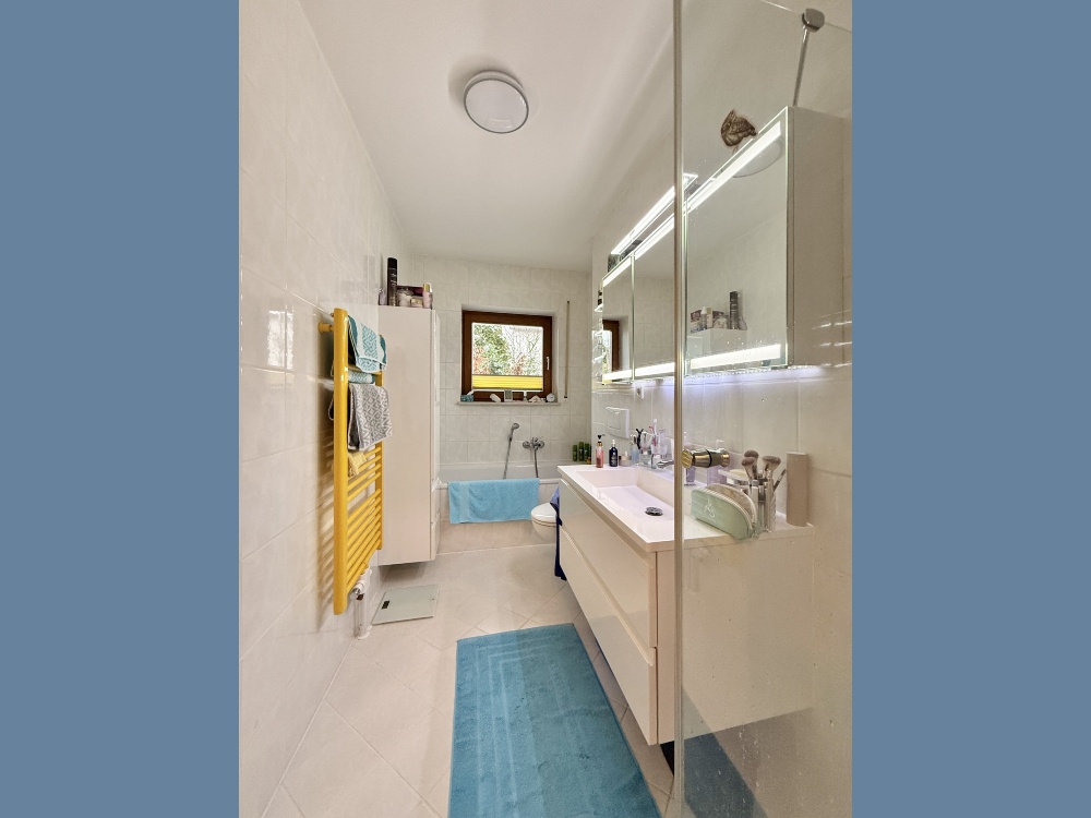 Bad mit Wanne und Dusche