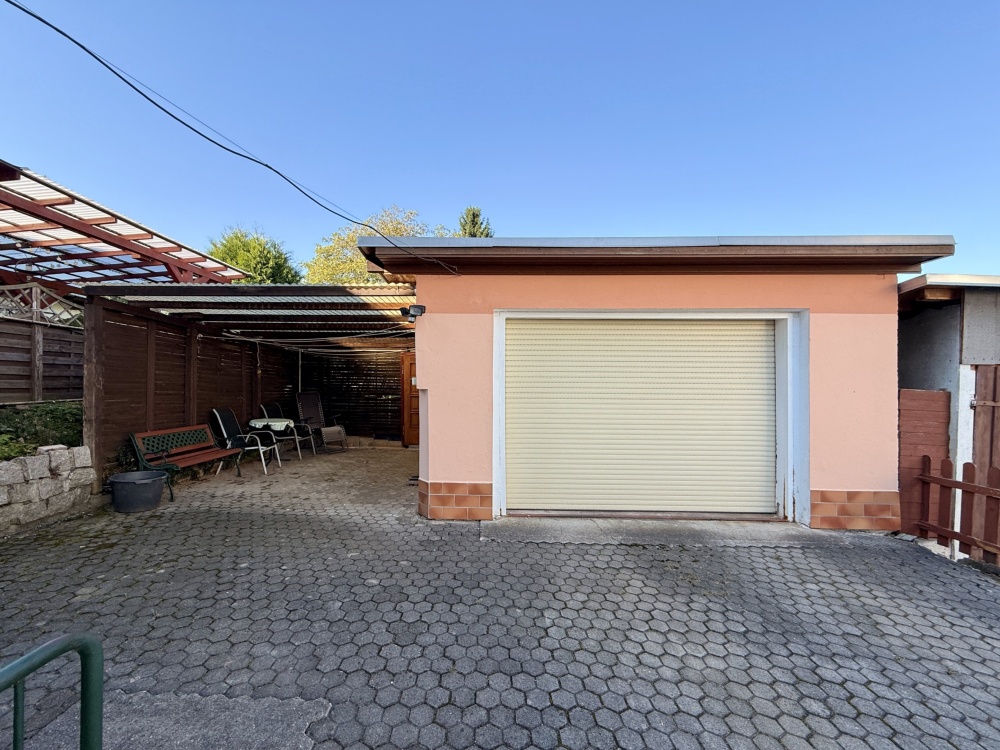 Hinterhof mit Garage