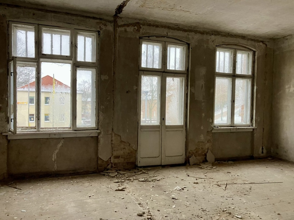 große Fensterfronten mit Balkon