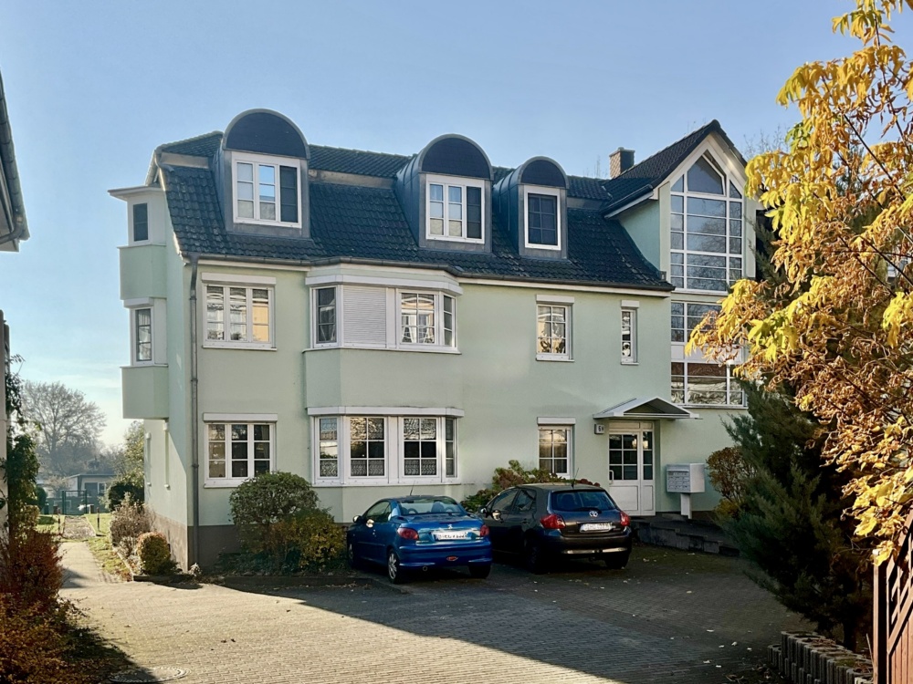 Hausansicht mit Parkplatz