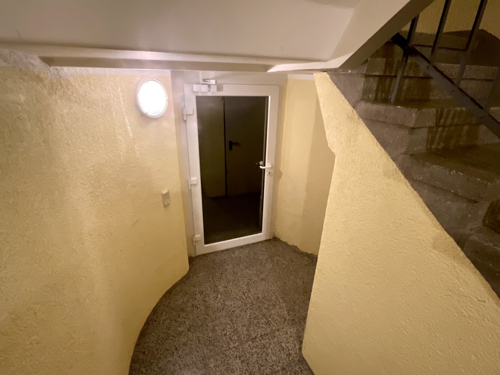 Tür zu den PKW-Stellplätzen