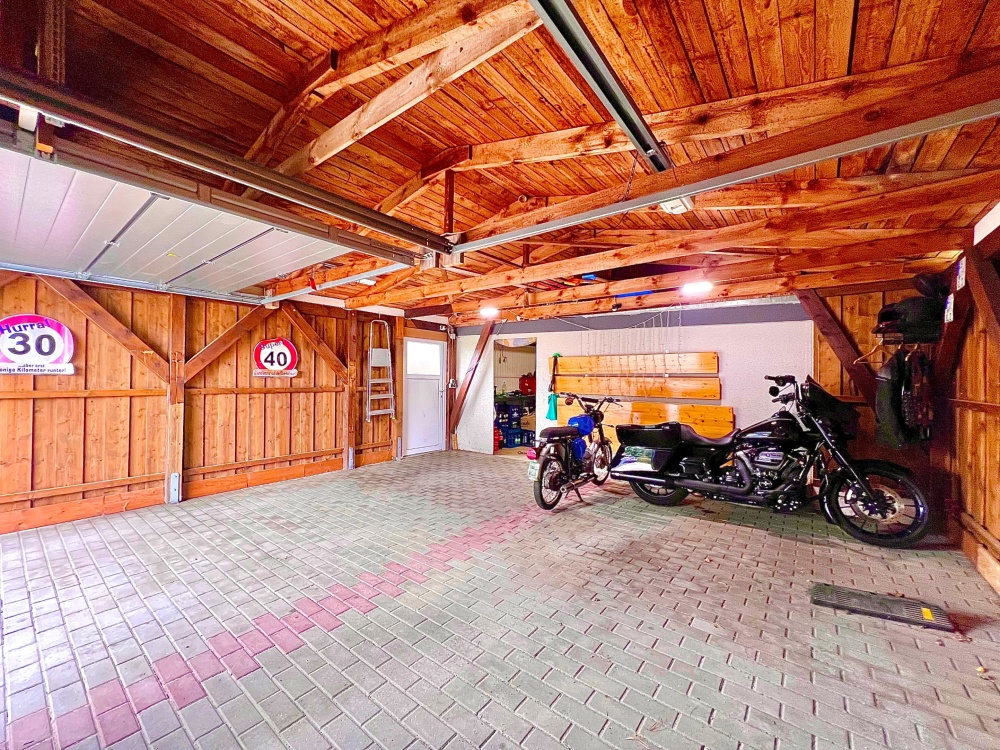 Garage/Carport