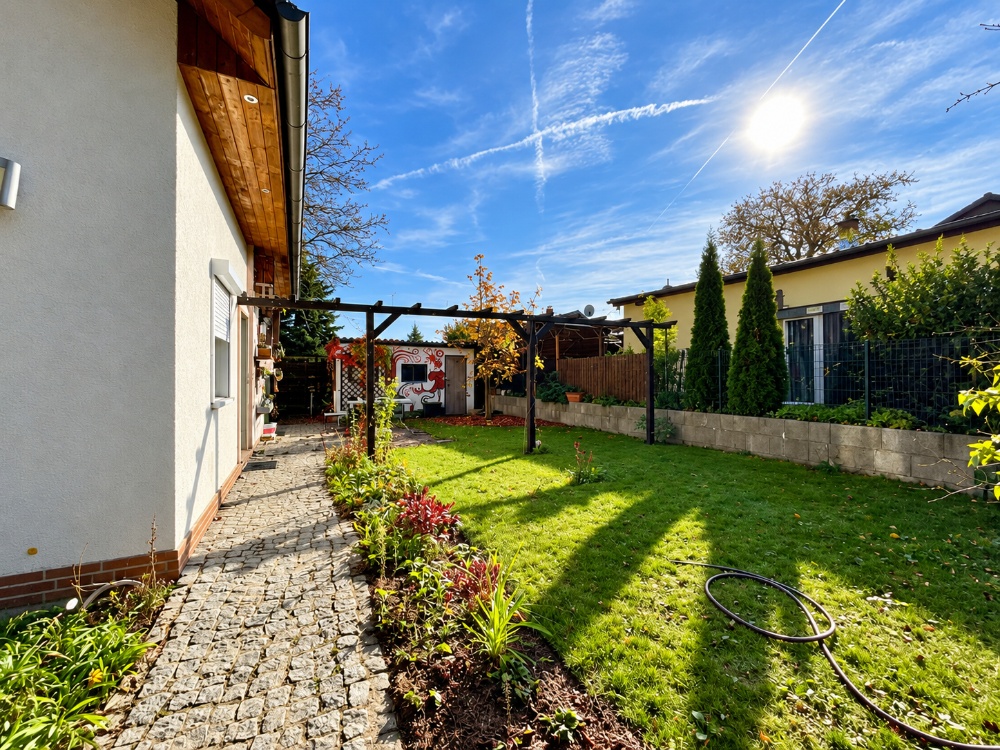 Gartenweg und Gartenhäuschen 