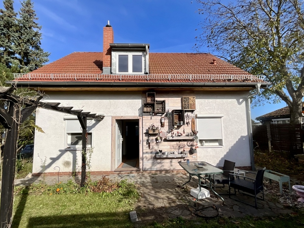 Garten mit Terrasse und gemütlichem Sitzbereich