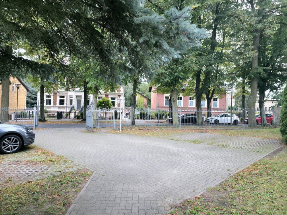 Zufahrt auf Grundstück und Stellplätze