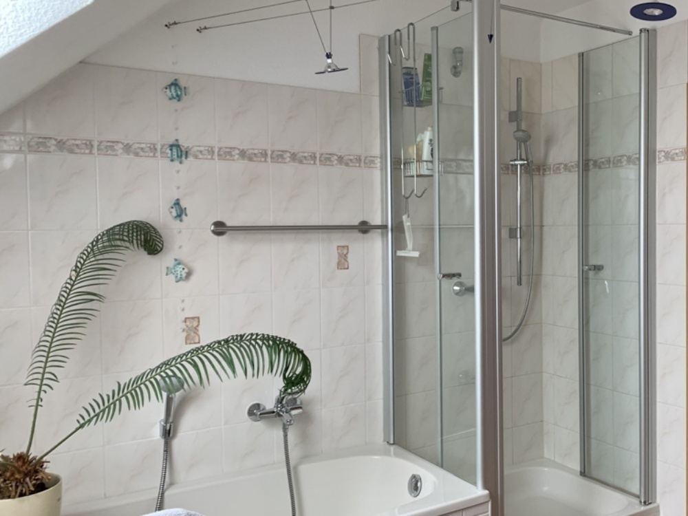 Bad mit Dusche und Wanne