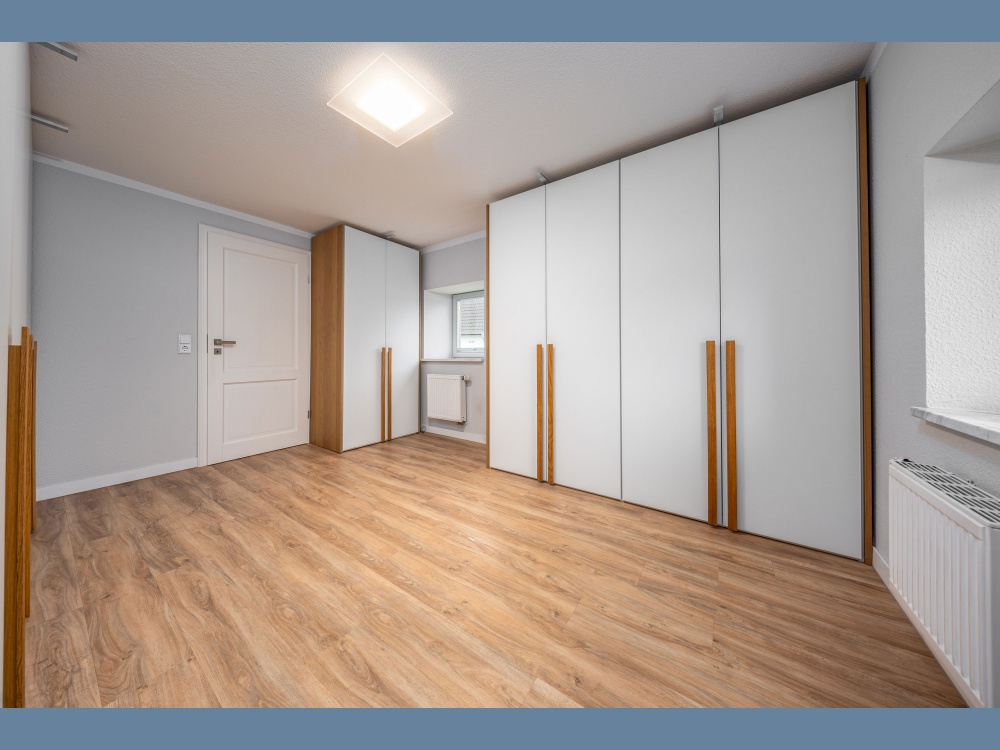 Platz für ihre Garderobe 