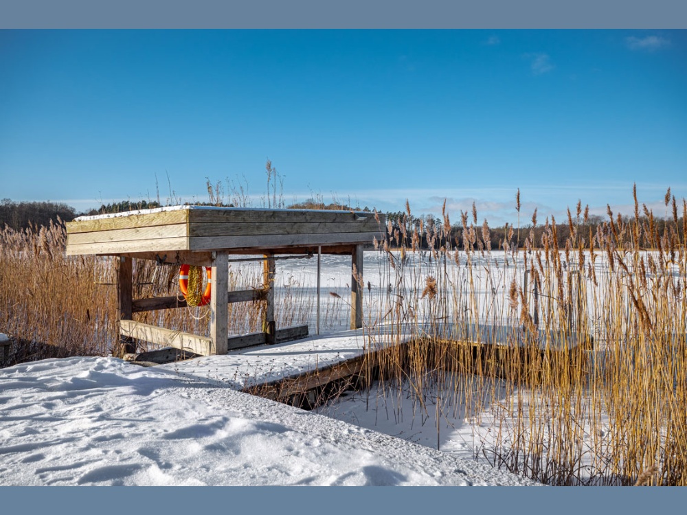 Naturstrand mit Bootsanleger