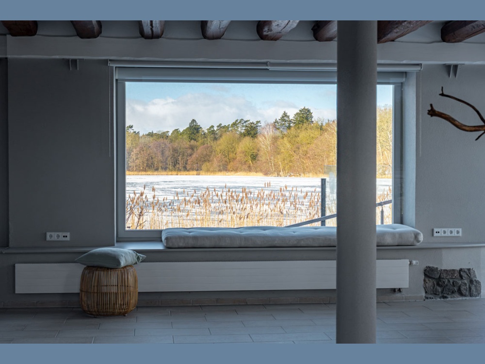 Wohnzimmer mit Blick zum See 