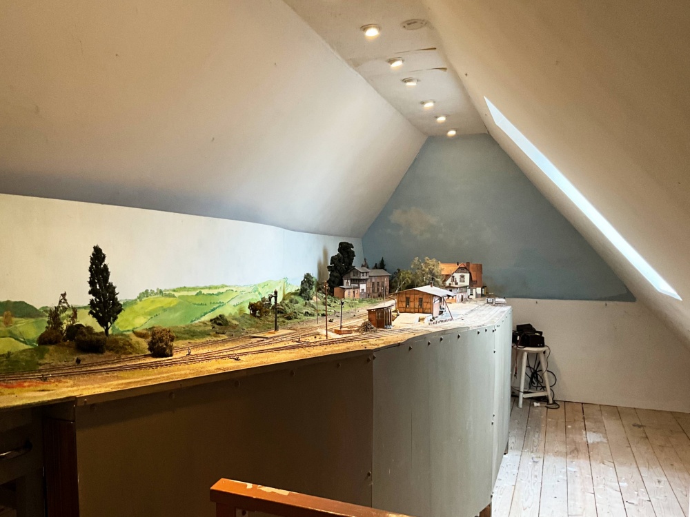 Modelleisenbahn im Spitzboden