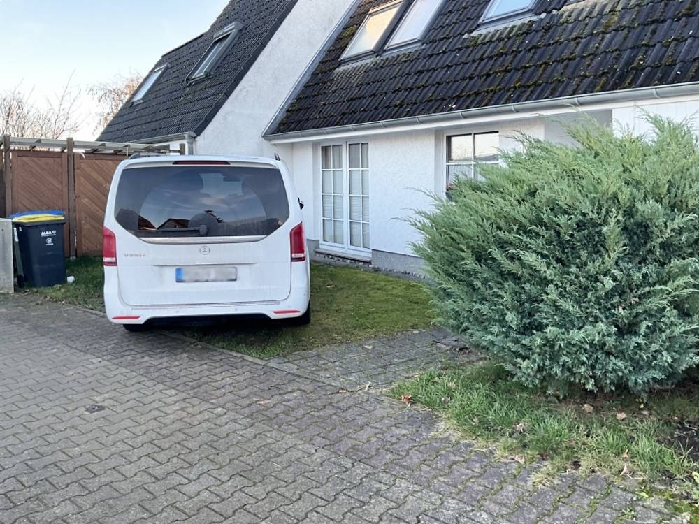 Pkw-Stellplatz vor dem Haus