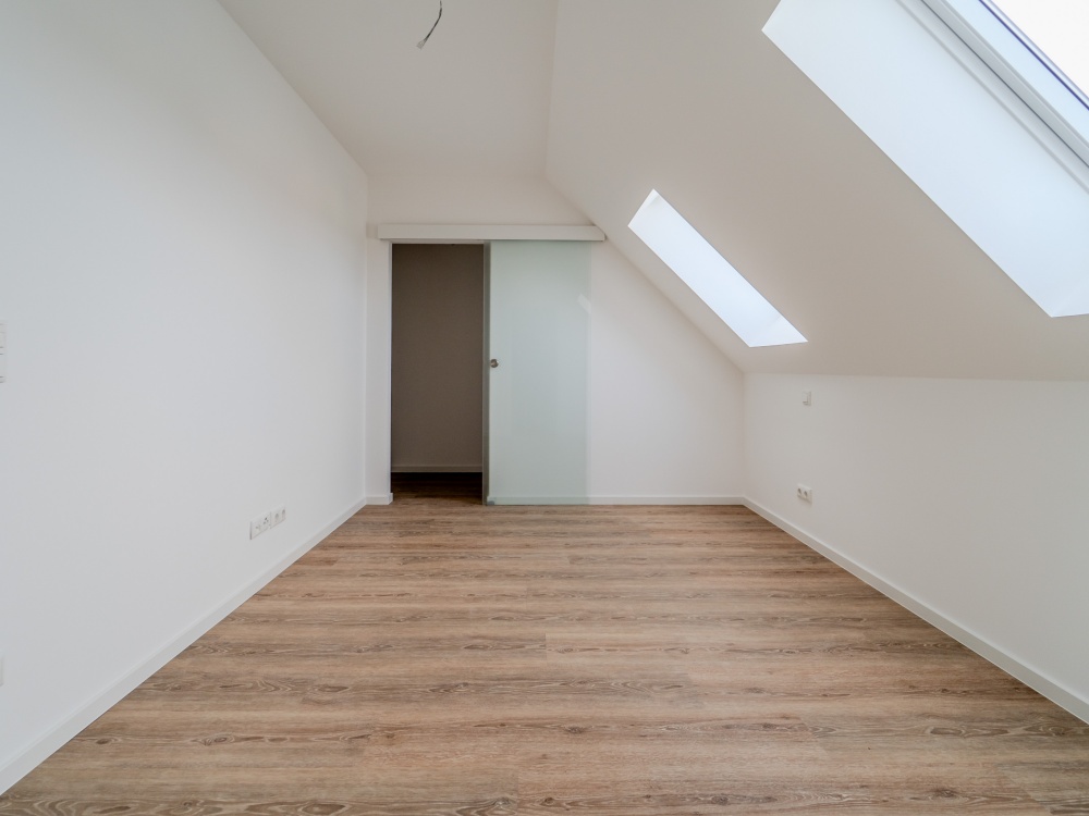 Schlafzimmer mit Blick zur Ankleide