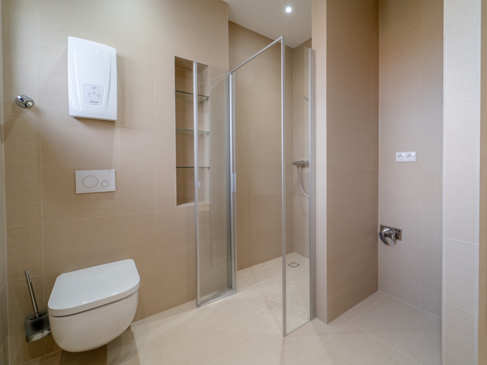 Bad mit Dusche Erdgeschoss