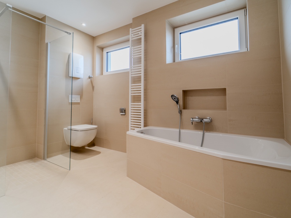 Bad mit Badewanne Dachgeschoss