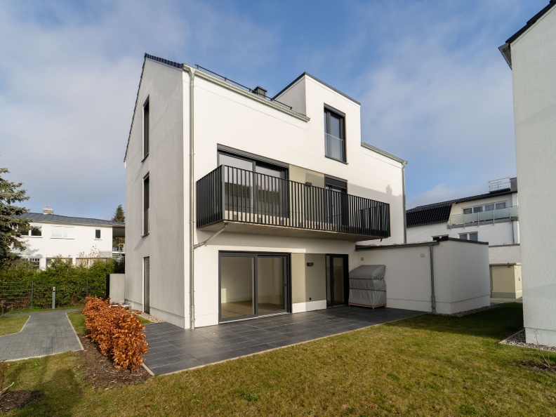 Blick zum Haus mit Terrasse Blick zum Haus mit Terrasse