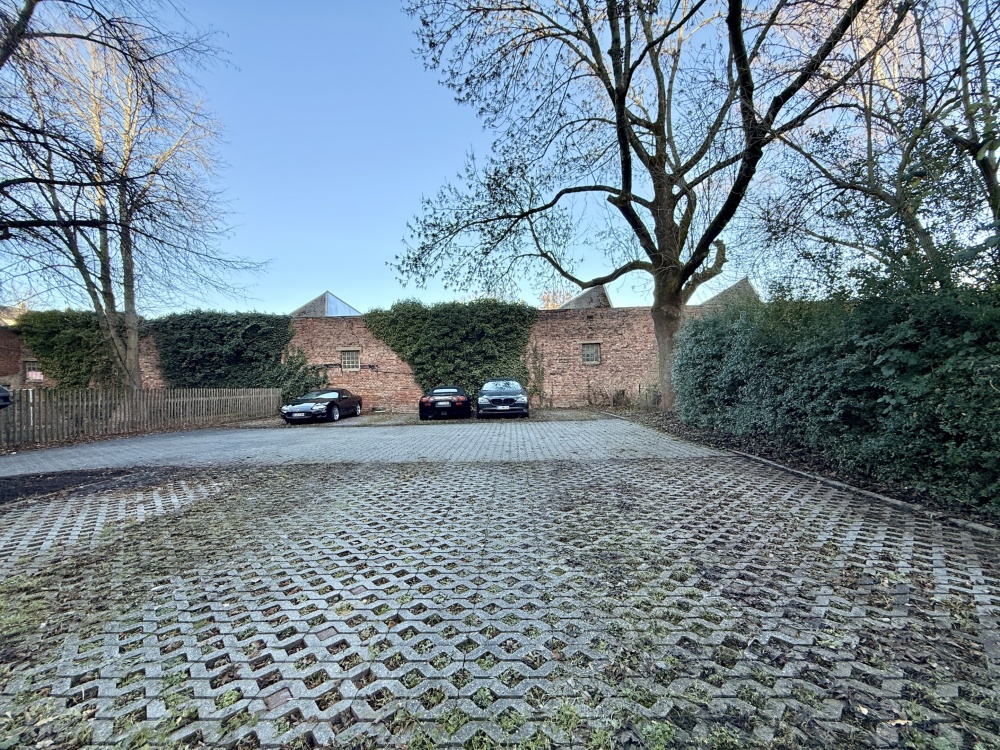 Innenhof mit Stellplätzen