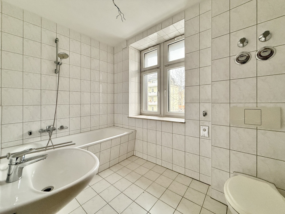Tageslichtbad mit Wanne