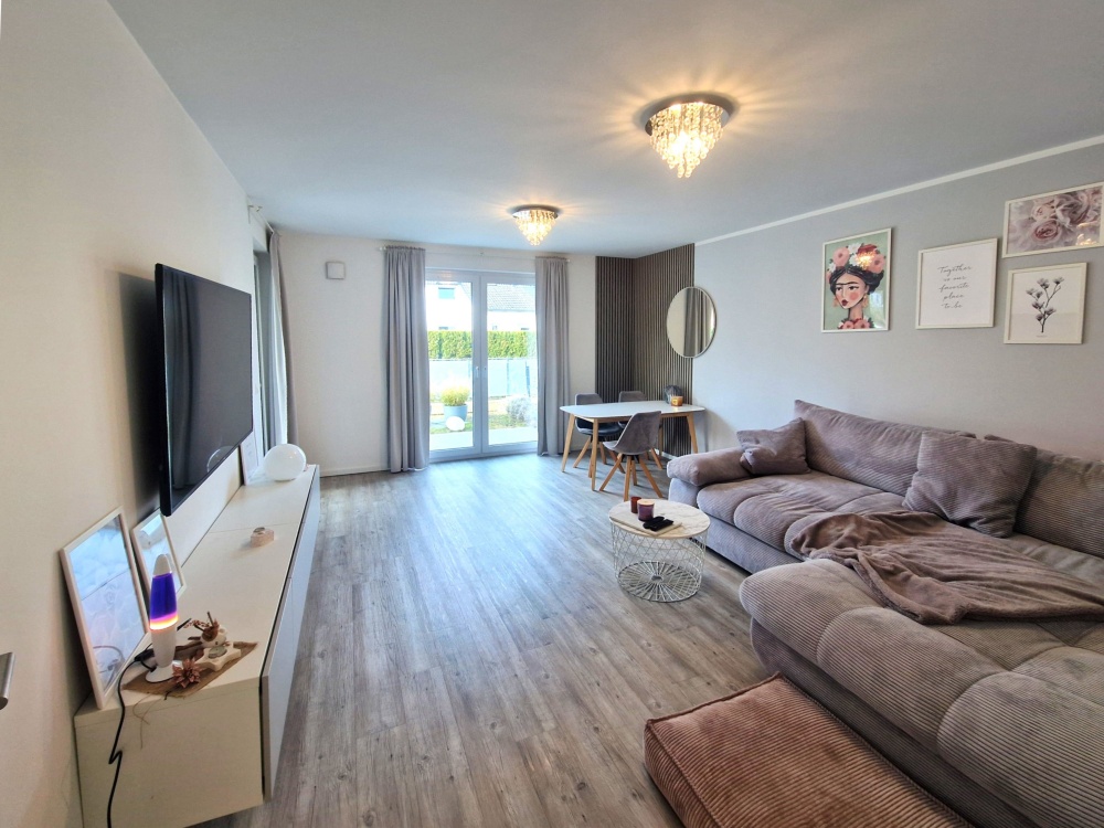 Wohnzimmer mit Zugang zur Terrasse