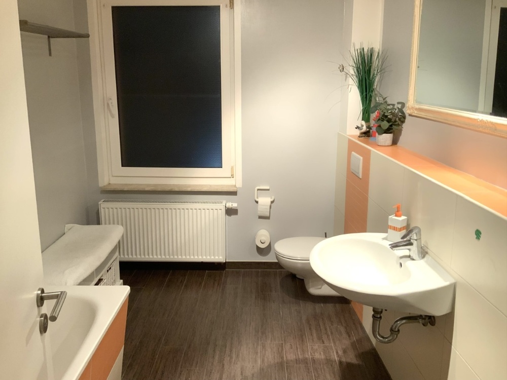 Bad mit Wanne im Obergeschoss