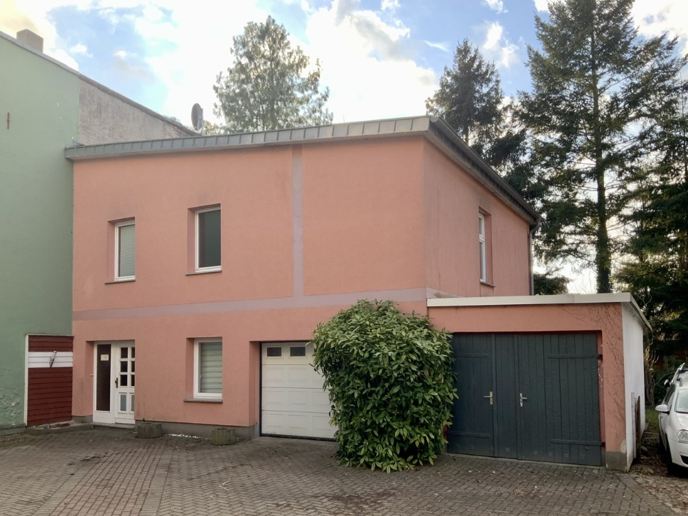 Hausansicht mit Eingangsbereich