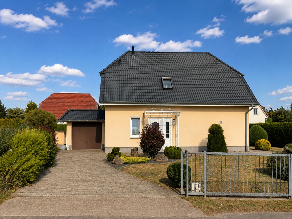 Hausansicht mit Zufahrt