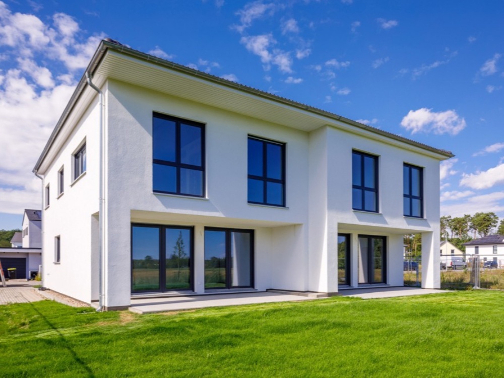 Hausansicht mit Garten und Terrasse 