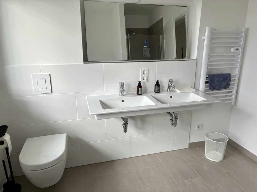 Badezimmer mit Wanne und Dusche