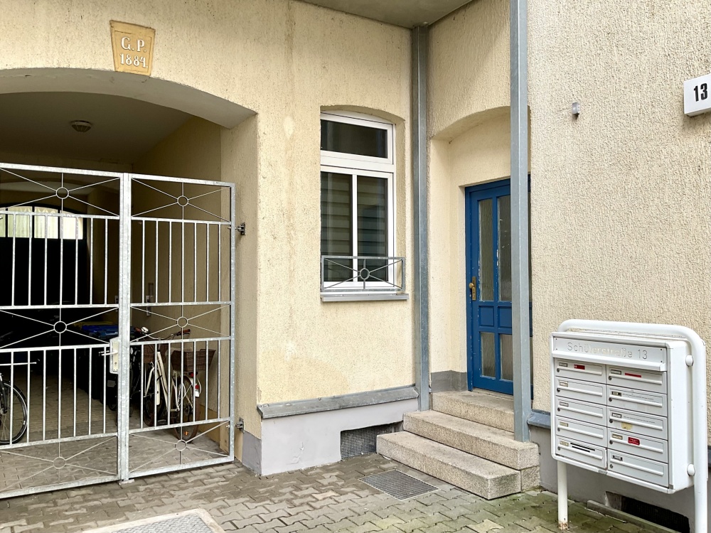 Hauseingang und Fahrradraum