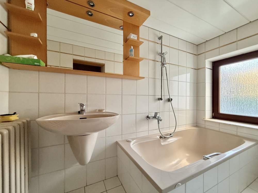 Tageslichtbad mit Wanne