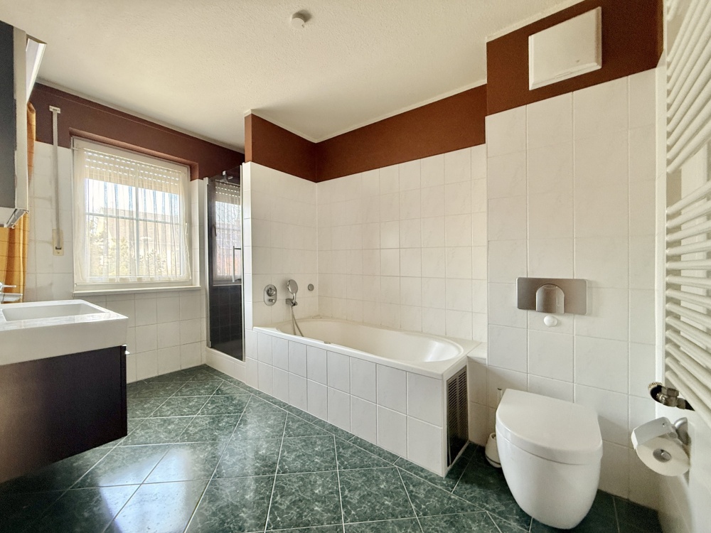 Tageslichtbad mit Wanne und Dusche