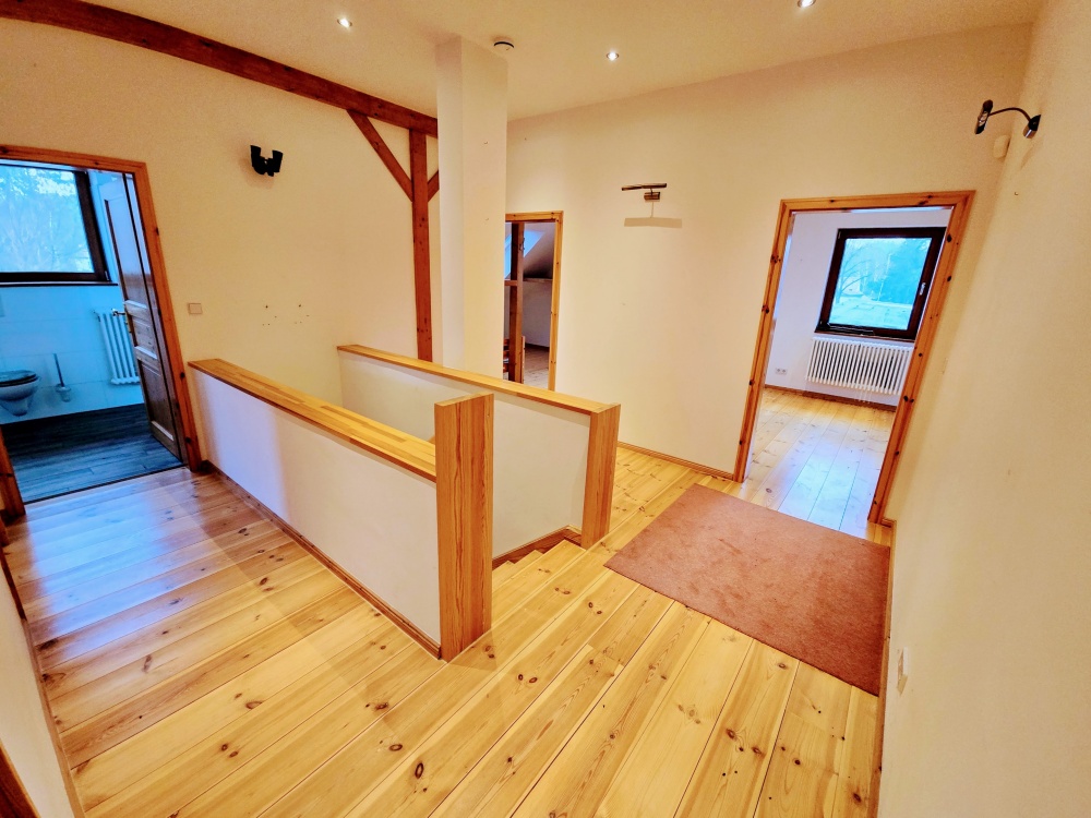 Flur mit Treppe im DG