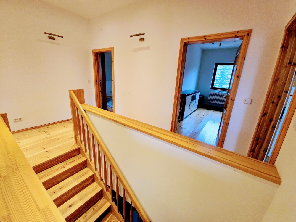 Flur mit Treppe im DG