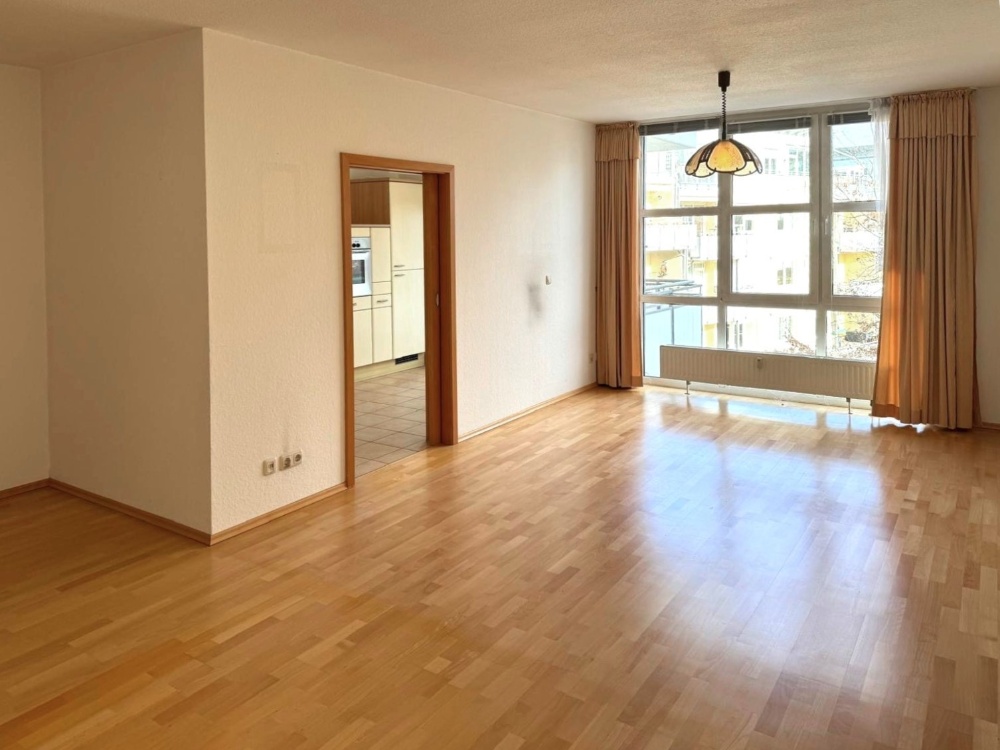 lichtdurchflutetes Wohnzimmer