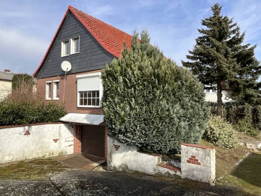 Blick zur Einfahrt in die Garage im Haus